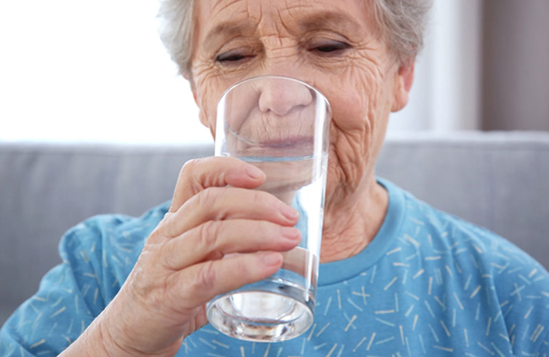 Vital im Alter Wasser trinken